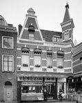 19024 Gezicht op de voorgevel van het winkelhoekpand Oudegracht 105 (ijssalon Venezia) te Utrecht.
